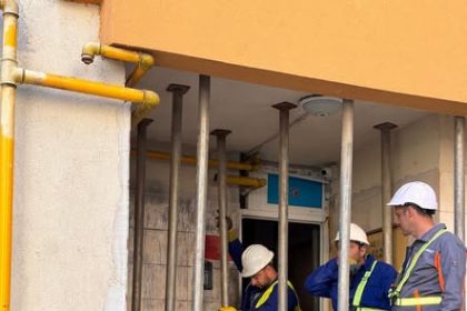 Blocul afectat de explozia din Rahova intră în reparații după montarea primilor stâlpi de susținere