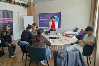 Tinerii din Ploiești învață combaterea dezinformării online prin proiectul „Fake News Decoder”