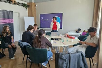 Tinerii din Ploiești învață combaterea dezinformării online prin proiectul „Fake News Decoder”