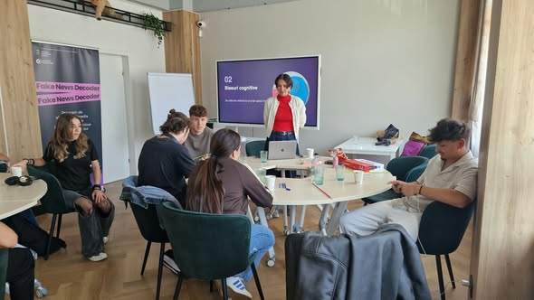 Tinerii din Ploiești învață combaterea dezinformării online prin proiectul „Fake News Decoder”