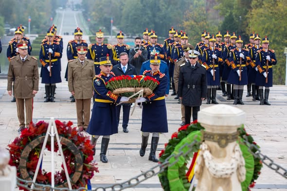 Armata României este omagiată în cadrul unor ceremonii solemne organizate cu prilejul Sărbătorii Naționale