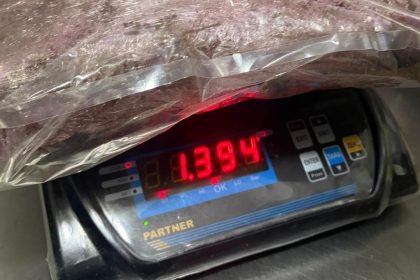 Bărbat de 21 de ani, prins la intrarea în țară cu peste 7 kilograme de canabis