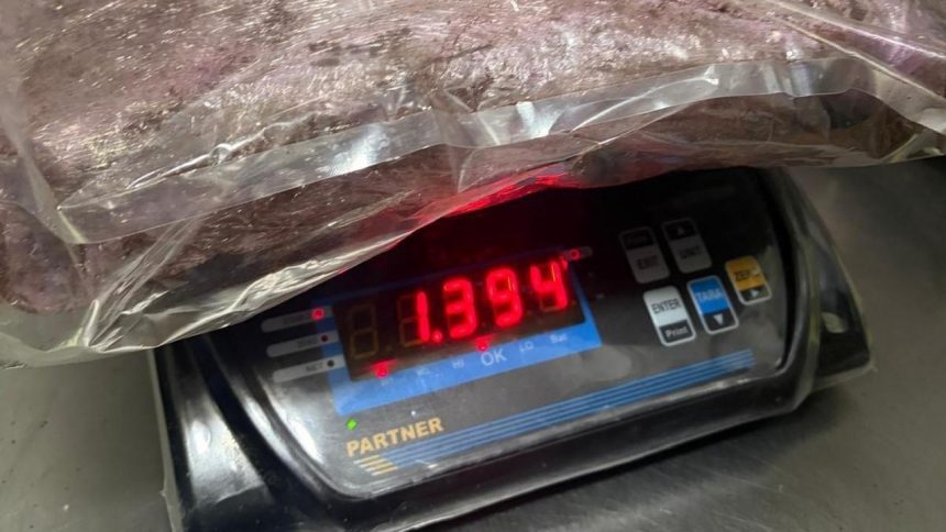 Bărbat de 21 de ani, prins la intrarea în țară cu peste 7 kilograme de canabis